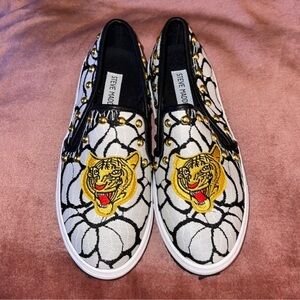Steve Madden Lion Head sneakers